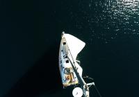 bateau à voile vue du ciel voilier elan 45 impression mât voiles